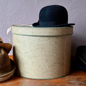 Très grande boite à chapeaux en carton beige ancienne accessoire de modiste décoration française bohème mode et vintage
