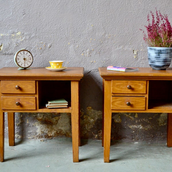 Paire de chevets  ou tables de nuit anciens en bois de campagne chic français vintage et bohème France 1940