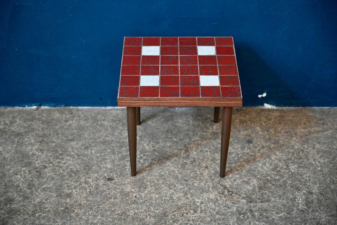 Guéridon vintage Mid-Century · plateau céramique rouge et blanc · pieds fuseau · années 60, foto 2 di 5