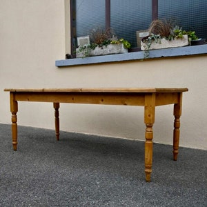 Table ancienne de ferme ou de bistrot en bois massif sapin clair style bohème vintage et campagne chic image 9