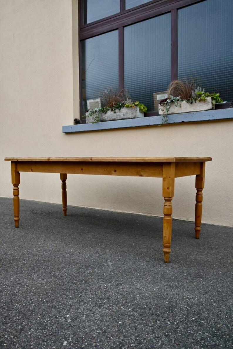 Table ancienne de ferme ou de bistrot en bois massif sapin clair style bohème vintage et campagne chic image 9