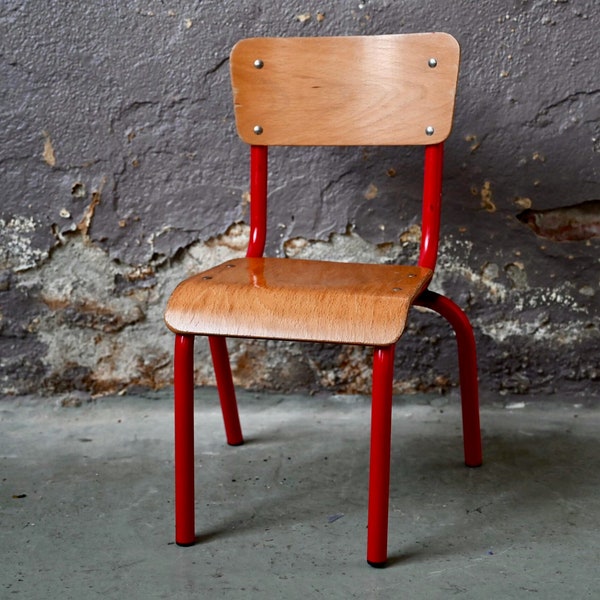 Petite chaise d'école enfant en bois et métal rouge  au look vintage et indus