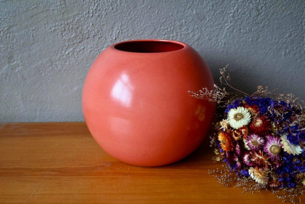 大きなオレンジ色のアールデコ調ボール型花瓶、サン・クレマン9255