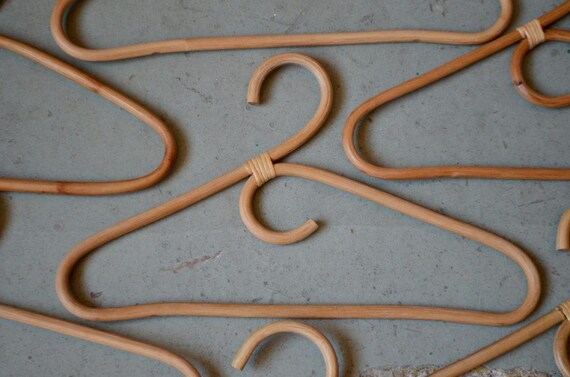 Ensemble de quatre cintres en bois des années 60