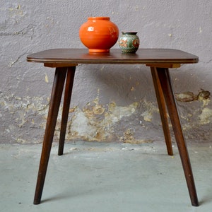 Soffbord, sidobord eller piedestalbord med kompassben i vintage boho och skandinavisk stil