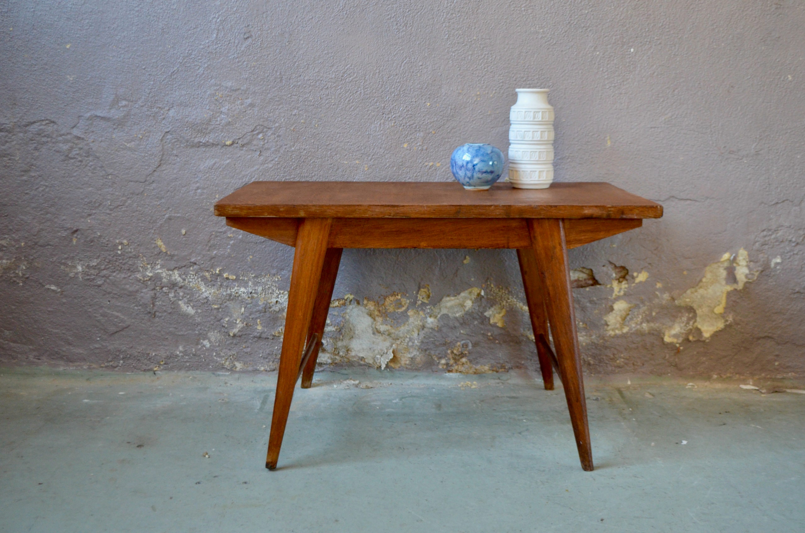 Table Basse en Bois Pieds Compas Style Vintage Reconstruction Moderniste et Minimaliste