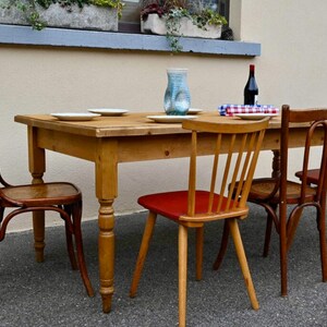 Table ancienne de ferme ou de bistrot en bois massif sapin clair style bohème vintage et campagne chic image 6