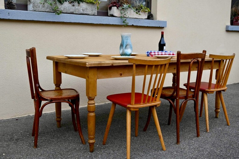 Table ancienne de ferme ou de bistrot en bois massif sapin clair style bohème vintage et campagne chic image 6