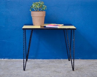 Table basse ou console vintage en fer forgé et carreaux de céramique style bohème et retro