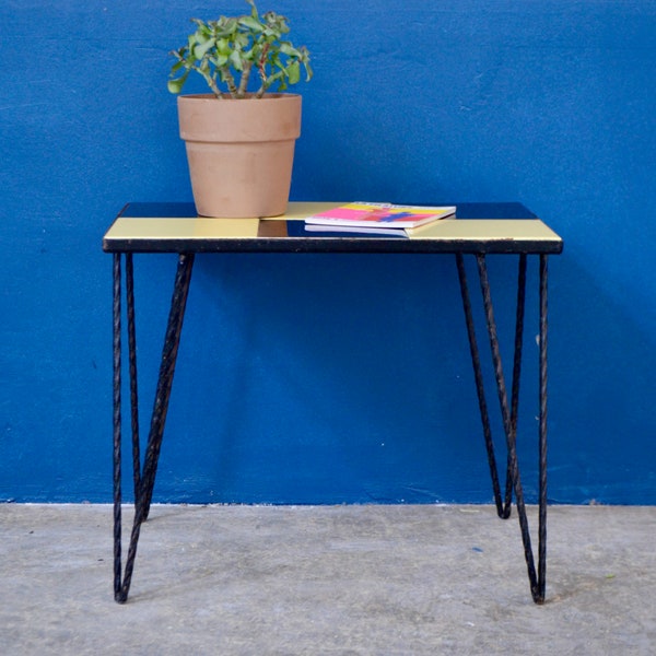 Table basse ou console vintage en fer forgé et carreaux de céramique style bohème et retro