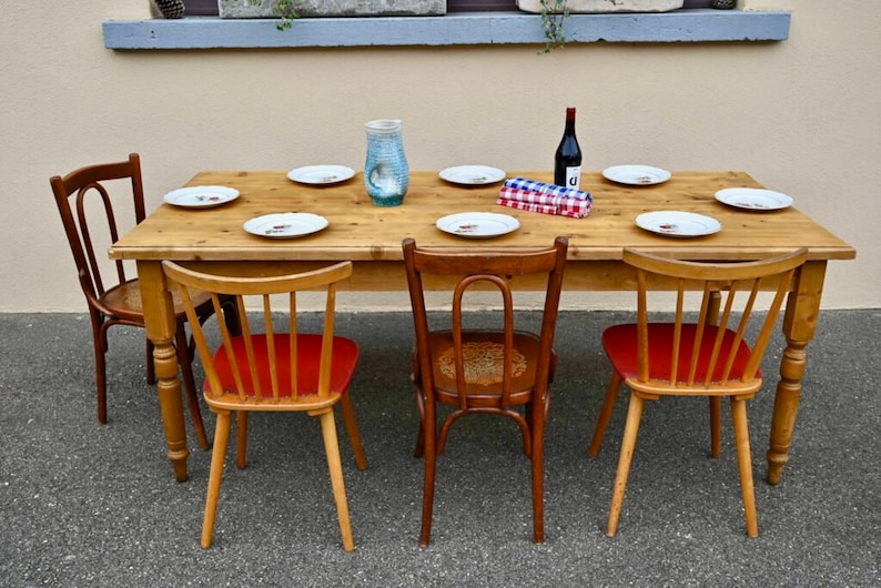 Table ancienne de ferme ou de bistrot en bois massif sapin clair style bohème vintage et campagne chic image 8