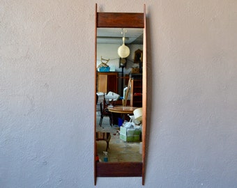 Scandinavian mirror in Glas rosewood - Tre Hovmantorp