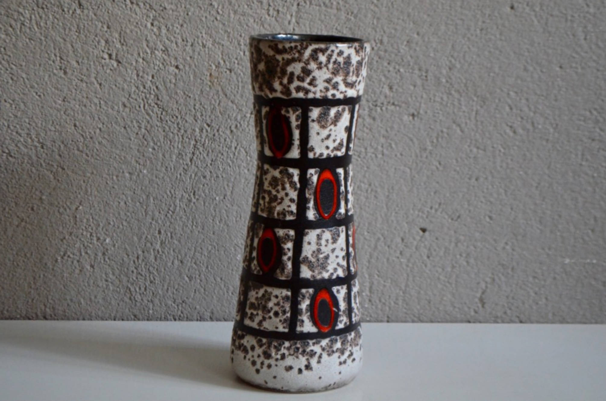 Vase Années 60 Allemand Signé W Germany Rouge Blanc Noir Fat Lava Forme Libre Diabolo Flower Pot Mud