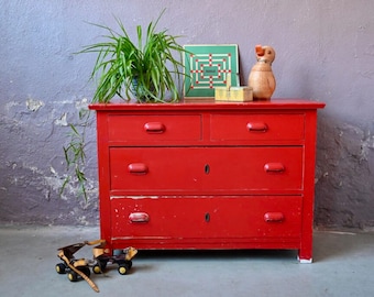 Commode ancienne patinée de couleur rouge style vintage bohème et campagne chic