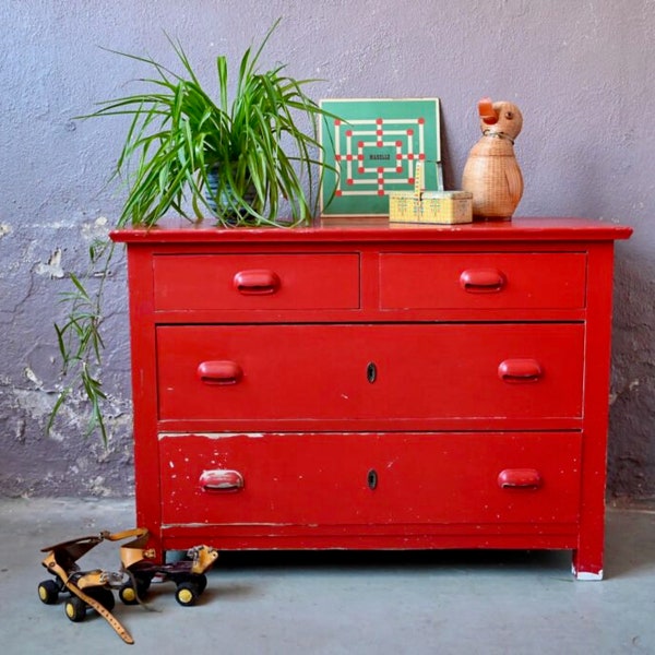 Commode ancienne patinée de couleur rouge style vintage bohème et campagne chic