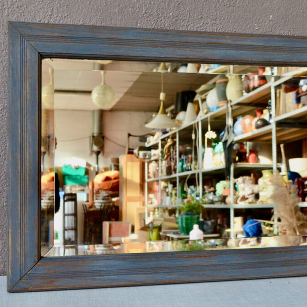 Miroir biseauté ancien au cadre en bois gris patiné style antique bohème et français