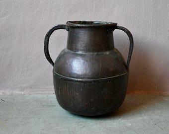 Grote gehamerde koperen waterkan, vintage retro boho boerderijstijl, alledaags item