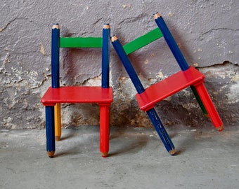 Chaise enfant forme crayon à dessin multicolore et ludique