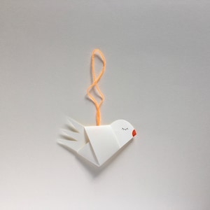 Frühlingsdeko / Strauchschmuck für Zweige 1 kleines Papiervögelchen in weiß, mit Schnur in orange Deko-Anhänger / Geschenkidee