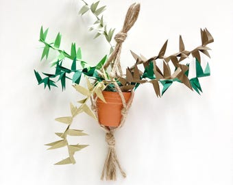 Makramee-Blumenampel mit Mini-Terrakotta-Topf (ca.3cm hoch) und kleiner Pflanze aus Papier für deine Wohndeko, originelle Geschenkidee