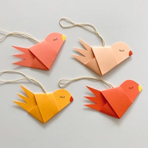 Frühlingsdeko 4 kleine Papiervögelchen "SunnyCoralSingers" (Set) / Deko-Anhänger / Strauchschmuck für Zweige / Wohndeko