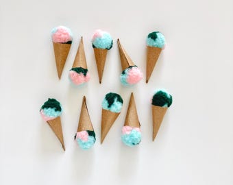 Set van 10 kleine ijshoorntjes, decoratie voor zomerfeestjes, elk ca. 3,5 cm groot, gemaakt van inpakpapier en pompons.
