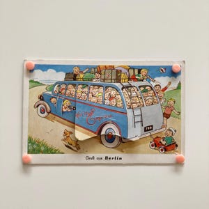 1 alte Vintage-Postkarte "Gruß aus Berlin" mit Mini-Leporello und lustiger Reisebus-Illustration (Flohmarktfund) Geschenk für Freunde, Oma…