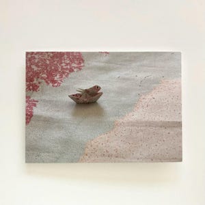 1 Postkarte / Grußkarte für Reiselustige / Wanderlustige und Papierboot-Kapitäne nach dem Motto "Travelling by paper boat" (;