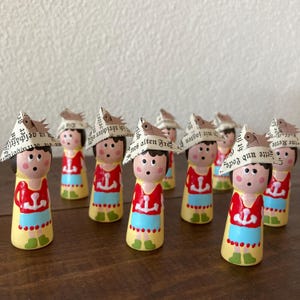 Ahoy little Anna, 1 maritime decorative wooden figurine, approx. 4.5 cm high with paper hat and paper bird, hand-painted