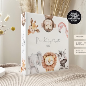 Könnte beinhalten: Ein weißer Ordner mit Dschungeltier-Motiv. Der Ordner zeigt auf der Vorderseite eine Giraffe, einen Affen, einen Elefanten, einen Löwen und ein Zebra. Der Text "Meine Kindergartenzeit Emma" ist auf der Vorderseite des Ordners aufgedruckt. Der Ordner ist im A4-Format und hat einen 2- oder 4-Ring-Mechanismus. Die Rückenbreite beträgt 5,75 cm.