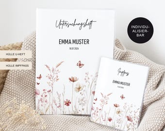 Könnte beinhalten: Zwei weiße personalisierte Hüllen, eine große und eine kleine, mit Blumen- und Schmetterlingsmotiven. Die größere Hülle trägt die Aufschrift "Untersuchungsheft" und "EMMA MUSTER 18.07.2024". Die kleinere Hülle trägt die Aufschrift "Impfpass" und "EMMA MUSTER 14.03.2024".
