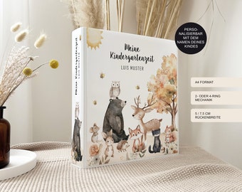 Könnte beinhalten: Ein weißer Ordner mit dem Titel Meine Kindergartenzeit und dem Namen Luis Muster. Das Cover zeigt Aquarellillustrationen von Bär, Eule, Reh, Fuchs, Maus, Igel und Schnecke. Text: A4 Format, 2- oder 4-Ring Mechanik, 5/7,5 cm Rückenbreite.