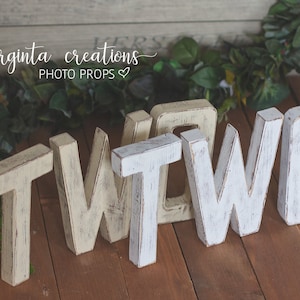 Letras de madera "DOS" hechas a mano. Independientes. Crema envejecida, blanco envejecido. Para decorar tartas. Fotografía. Decoración del hogar. Hecho a medida.