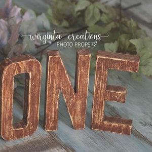 Letras de madera desgastadas "ONE". Decoración de pastel. Atrezo para fotos. Letras independientes. Decoración de madera. Marrón. Altura 20 cm. Hecho a pedido.