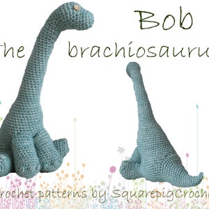 Op de afbeelding: Een haakpatroon voor een blauwe gehaakte dinosaurus genaamd Bob de brachiosaurus. Het patroon is van Squarepig Crochet.