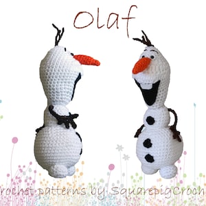 Op de afbeelding: Twee gehaakte Olaf-sneeuwpoppen uit de film Frozen. Eén sneeuwpop kijkt naar voren met een brede glimlach en de andere kijkt naar de zijkant met een verraste uitdrukking. Beide sneeuwpoppen zijn wit met zwarte ogen, een zwarte mond en een bruine neus. De tekst "Olaf" is in bruin boven de sneeuwpoppen geschreven.