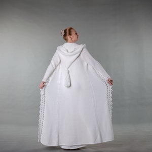 秋または冬の結婚式にぴったりの足首丈コート。白のマキシニットフード付きカーディガン。プラスサイズの白のゴシック クローク。他の色もご用意しています。