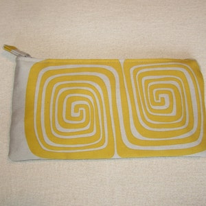 Cartera de mano con estampado en espiral gris y limón