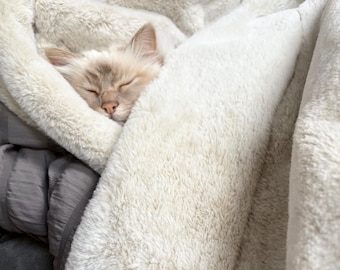 Supersoft Faux Fur Pet Blanket: Luxury Throw for Cats, Dogs & Humans
