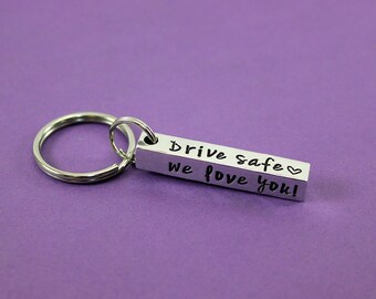 Porte-clés de barre personnalisé - Porte-clés de barre 4 côtés estampillé personnalisé - Nouveau cadeau de porte-clés de conducteur - Noms Dates Mots - Drive Safe - Cadeau Sweet 16