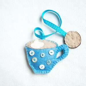 Bladwijzer van vilt, kopje koffie met koekje, voor boekenliefhebber, vlekkerig blauw kopje met witte stippen en een koekje, handgemaakt