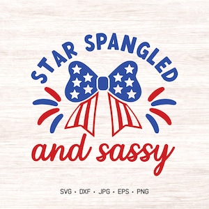 Op de afbeelding: Een grafisch ontwerp met een blauwe strik met witte sterren en rood-wit gestreepte linten, omringd door blauwe en rode vuurwerkachtige accenten. De tekst luidt STAR SPANGLED in het blauw boven de strik en and sassy in het rood eronder.