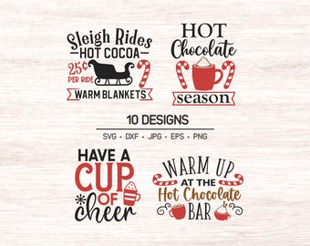 Może przedstawiać: Kolekcja czterech cyfrowych projektów graficznych o tematyce świątecznej. Tekst zawiera Sleigh Rides, Hot Cocoa, Hot Chocolate Season, Have a Cup of Cheer oraz Warm Up at the Hot Chocolate Bar, wraz z ilustracjami sań, kubków i lasek cukrowych.