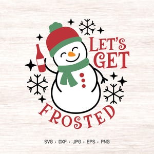 Puede incluir: Ilustración caprichosa de un muñeco de nieve con gorro rojo y bufanda verde, sosteniendo una botella roja. El texto "LET'S GET FROSTED" se muestra en rojo, rodeado de copos de nieve y estrellas. Diseño festivo.