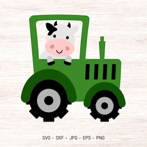 Op de afbeelding: Een groene tractorillustratie met een witte koe met zwarte vlekken en een roze snuit op de bestuurdersstoel. De tractor heeft grote zwarte banden met grijze centra, een zwarte grille en een verticale uitlaatpijp. Tekst: SVG, DXF, JPG, EPS, PNG.