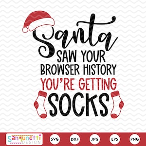 以下が含まれることがあります： サンタがあなたのブラウザ履歴を見たので、あなたは靴下をもらいます。というテキストが入った白黒のグラフィックデザイン。グラフィックには赤いサンタの帽子と赤い靴下が2つ含まれています。