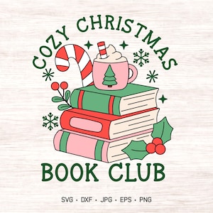 Può includere: Un'illustrazione grafica con una pila di tre libri sormontata da una tazza rosa di cacao e un bastoncino di zucchero. Il testo COZY CHRISTMAS BOOK CLUB circonda la pila, accentuato da fiocchi di neve verdi, foglie di agrifoglio e bacche rosse.