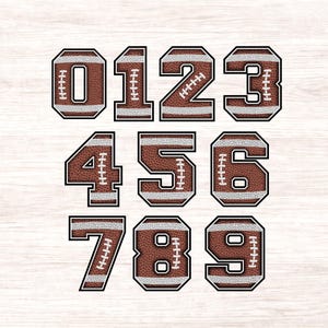 Puede incluir: Un conjunto de n&uacute;meros del 0 al 9, cada uno dise&ntilde;ado para parecerse a un bal&oacute;n de f&uacute;tbol americano. Los n&uacute;meros son marrones con costuras blancas y una franja blanca, delineados en negro. Ideal para proyectos deportivos.