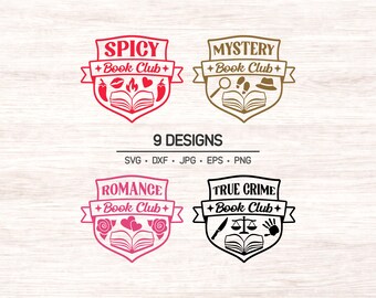 Könnte beinhalten: Vier schildförmige Buchclub-Logos in Rot, Braun, Pink und Schwarz. Jedes zeigt ein offenes Buch und thematische Symbole: Spicy mit Lippen, Flamme, Herz, Chili; Mystery mit Lupe, Fußabdruck, Hut; Romance mit Rosen, Herzen; True Crime mit Messer, Waage, Handabdruck.
