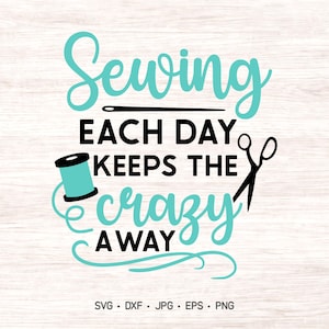 Puede incluir: Gráfico turquesa y negro sobre un fondo de vetas de madera clara que dice "Sewing Each Day Keeps The Crazy Away". El diseño incluye un carrete de hilo, una aguja y unas tijeras. La parte inferior de la imagen incluye información sobre el tipo de archivo.